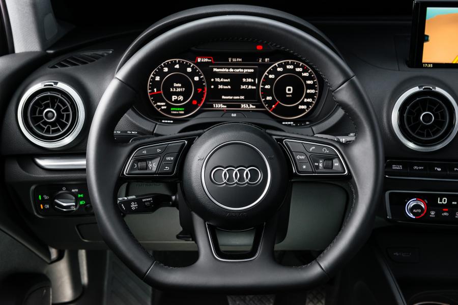 Панель приборов Audi A3 Sedan 2.0 TFSI (8V) 2017 года  (LA) (фото 8 из 9)